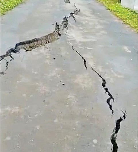 கொடைக்கானல்- அடுக்கம் சாலையில் குருடிக்காடு என்ற இடத்தில் சாலையின் நடுவே ஏற்பட்டுள்ள நீண்ட பிளவு.