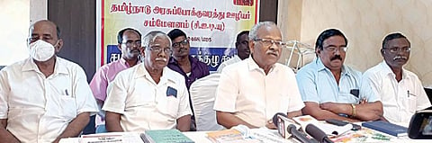 போராட்டம் தொடர்பாக செய்தியாளர்களிடம் விளக்கும் சிஐடியு மாநில தலைவர் அ.சவுந்தரராஜன்.