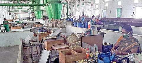 கோவில்பட்டியில் உள்ள  தீப்பெட்டி தொழிற்சாலையில்  தீப்பெட்டி தயாரிக்கும் பணி  நடைபெறுகிறது. (கோப்புப் படம்)