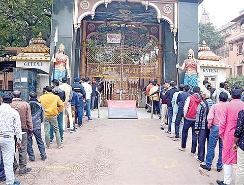 உத்தரபிரதேச மாநிலம் மதுராவில் உள்ள கிருஷ்ணஜென்ம பூமி கோயிலின் வாசலில் சுவாமி தரிசனத்துக்காக பக்தர்கள் வரிசையில் காத்திருக்கின்றனர். இந்தக் கோயிலை ஒட்டியுள்ள ஷாயி ஈத்கா மசூதியில் 6-ம் தேதி (இன்று) கிருஷ்ணர் சிலையை வைத்து அபிஷேகம்செய்யப்போவதாக அகில பாரத இந்து மகாசபா அறிவித்துள்ள நிலையில், பாதுகாப்பு பலப்படுத்தப்பட்டுள்ளது.  படம்: பிடிஐ