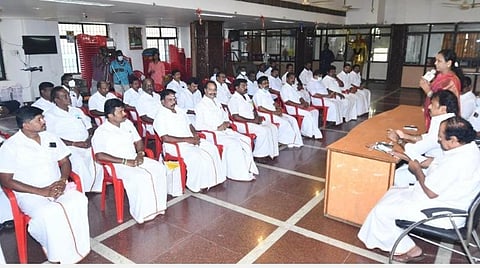 பொங்கலுக்குக் குடும்ப அட்டைதாரர்களுக்கு ரூ.3,000 வழங்க வேண்டும்: தேமுதிக மா.செ. கூட்டத்தில் 9 தீர்மானங்கள் நிறைவேற்றம்