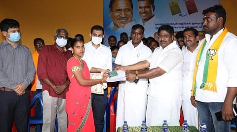 காரைக்காலில் நடைபெற்ற ரேஷன் அட்டை தொடர்பான முகாமில் பயனாளி ஒருவருக்கு விண்ணப்பப் படிவத்தை வழங்கிய அமைச்சர் ஏ.கே.சாய் ஜெ.சரவணன் குமார்.