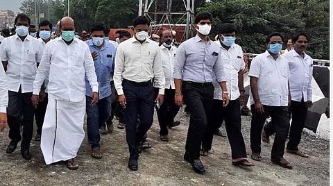 திருவண்ணாமலை ரயில்வே மேம்பாலக் கட்டுமானப் பணிகளை அமைச்சர் எ.வ.வேலு நேரில் ஆய்வு செய்த படம்.