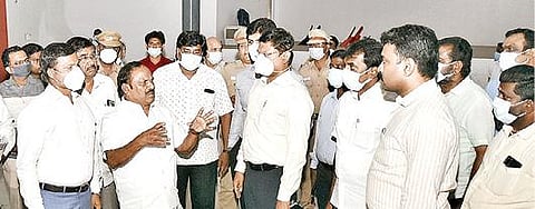 தி.மலை அருணை பொறியியல் கல்லூரியில் நடைபெற உள்ள வேலை வாய்ப்பு முகாமுக்கான முன்னேற்பாடு பணிகளை அமைச்சர் சி.வெ.கணேசன் நேற்று ஆய்வு செய்தார். அருகில், ஆட்சியர் முருகேஷ் உள்ளிட்டோர்.