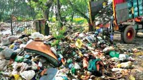 உச்சிமேடுதாங்கல் ஏரிக்கரையில் குப்பை கொட்டப்பட்டுள்ளது.