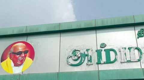 ஜெயலலிதா படத்தை மறைத்து கருணாநிதி படம்: அதிமுக - திமுக இடையே வாக்குவாதம்