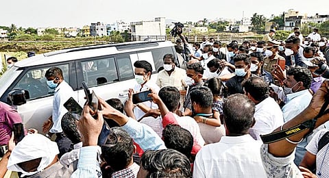 தமிழகத்தில் கடந்த மாதம் பெய்த கனமழையால் ஏற்பட்ட வெள்ளத்தால் பாதிக்கப்பட்ட செங்கல்பட்டு மாவட்டம், வரதராஜபுரம், மகாலட்சுமி நகர் பகுதியில் மேற்கொள்ளப்படும் சீரமைப்பு பணிகளை முதல்வர் மு.க.ஸ்டாலின் நேற்று பார்வையிட்டு ஆய்வு செய்து மக்களிடம் குறைகளை கேட்டறிந்தார். படம்: எம்.முத்துகணேஷ்