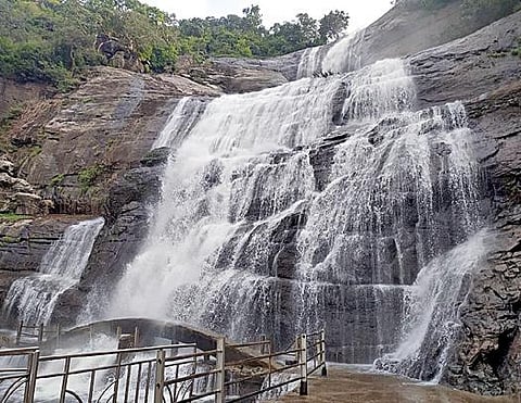 குற்றாலத்தில் மழை அளவு குறைந்துள்ள நிலையில் பிரதான அருவியில் நேற்று மாலை மிதமான தண்ணீர் கொட்டியது.