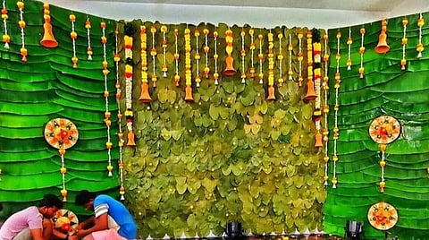 புதுவையில் பள்ளி ஆசிரியரின் வீட்டு திருமணத்துக்கு இலைகளால் மேடையை வடிவமைத்த அரசு பள்ளி மாணவர்கள்
