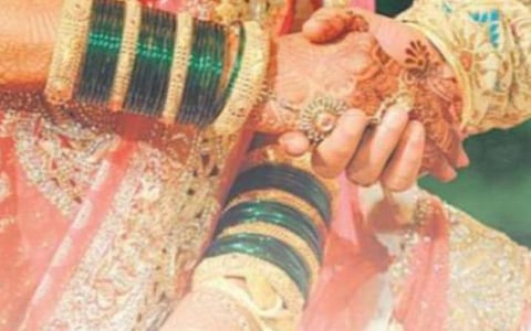 திருமண மேடையில் மணமகன் கண்ணெதிரே - உத்தரபிரதேசத்தில் மணப்பெண்ணின் நெற்றியில் திலகமிட்ட முன்னாள் காதலர்: எச்சரித்து அனுப்பிய மணப்பெண் வீட்டார்