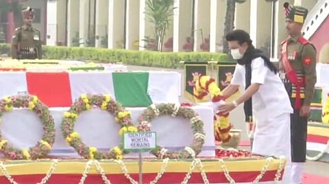 பிபின் ராவத் உடலுக்கு மலர் வளையம் வைத்து அஞ்சலி செலுத்திய முதல்வர் ஸ்டாலின்.