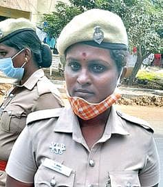பெண் காவலர் ஜீவிதா.