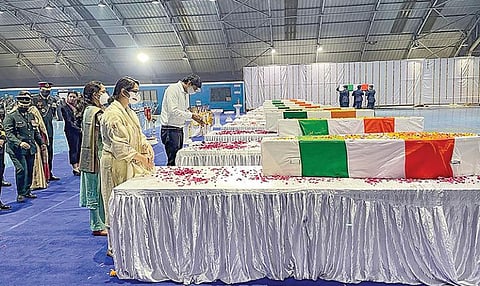 ஹெலிகாப்டர் விபத்தில் உயிரிழந்த முப்படைகளின் தலைமை தளபதி பிபின் ராவத் மற்றும் அவரது மனைவி மதுலிகா ராவத்தின் உடல்கள் டெல்லி பாலம் விமான நிலையத்திற்கு நேற்று கொண்டு வரப்பட்டன. அப்போது அவர்களின் இரண்டு மகள்களும் தங்கள் பெற்றோரின் உடல்களுக்கு அஞ்சலி செலுத்தினர்.படம்: பிடிஐ
