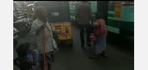 நரிக்குறவர் குடும்பத்தைப் பேருந்தில் இருந்து இறக்கிவிட்ட நடத்துநர், ஓட்டுநர் பணியிடை நீக்கம்