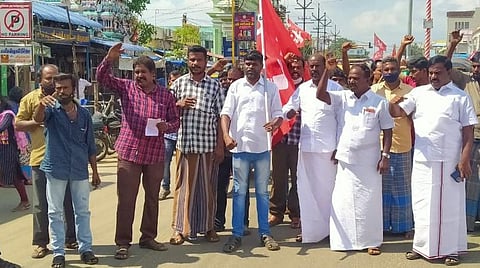 புதுக்கோட்டை புதிய பேருந்து நிலையம் அருகே வாகன நிறுத்தப் போராட்டத்தில் ஈடுபட்ட எம்எல்ஏ எம்.சின்னதுரை உள்ளிட்டோர்.