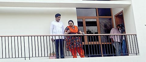 சென்னை போயஸ் கார்டனில் ஜெயலலிதா வாழ்ந்த ‘வேதா நிலையம்’ இல்லத்தை நேற்று பார்வையிட்ட தீபா மற்றும் அவரது கணவர் மாதவன்.படம் க.பரத்