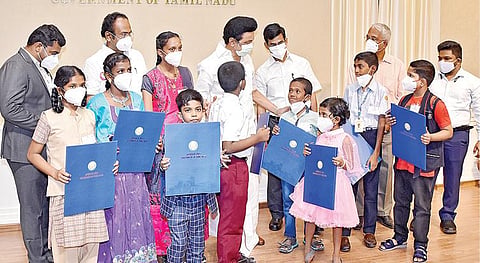 தமிழ் வளர்ச்சித் துறை சார்பில், குறள் பரிசுக்கு தேர்வு செய்யப்பட்ட 219 மாணவர்களுக்கு பரிசுத் தொகை வழங்கும் அடையாளமாக 9 பேருக்கு பரிசுத் தொகை தலா ரூ.10 ஆயிரம், பாராட்டுச் சான்றிதழை தலைமைச் செயலகத்தில் முதல்வர் ஸ்டாலின் நேற்று வழங்கினார். உடன் அமைச்சர் தங்கம் தென்னரசு, தலைமைச் செயலர் இறையன்பு, தமிழ் வளர்ச்சி, செய்தித் துறை செயலர் மகேசன் காசிராஜன், செய்தி மக்கள் தொடர்பு துறை இயக்குநர் வீ.ப.ஜெயசீலன் உள்ளிட்டோர்.