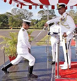 ரியர் அட்மிரல் பிலிப்போஸ் ஜி.பைனமோட்டிலிடம் வீரவாளை பரிசாக பெற்ற லெப்டினென்ட் அமித் சங்க்வான்.