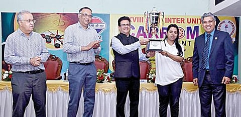 சென்னை நேரு விளையாட்டரங்கில் பெட்ரோலியம் விளையாட்டு மேம்பாட்டு வாரியத்தின் 28-வது பதிப்பு கேரம் விளையாட்டு போட்டிகள் நடைபெற்றன. இதில் மகளிர் ஒற்றையர் பிரிவில் முதலிடம் பிடித்த ஓஎன்ஜிசி வீராங்கனை ராஷ்மி குமாரிக்கு பரிசு வழங்குகிறார் சிபிசிஎல் நிர்வாக இயக்குநர் அர்விந்த் குமார்.