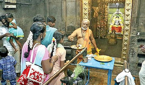 வேலூர் கோட்டை ஜலகண்டேஸ்வரர் கோயில் பிரகாரத்தில் சூழ்ந்திருந்த தண்ணீர் மோட்டார் மூலம் உறிஞ்சி எடுக்கப்பட்டதை தொடர்ந்து, 11 நாட்களுக்கு பிறகு கோயிலின் உள்ளே சுவாமி தரிசனம் செய்ய பக்தர்கள்  நேற்று அனுமதிக்கப்பட்டனர்.படம்: வி.எம்.மணிநாதன்.
