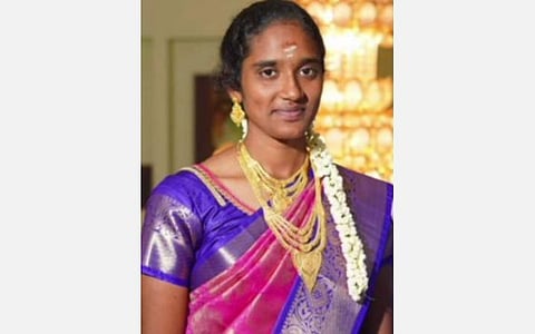 கணவரை கொலை செய்ய முயன்றது வெளியே தெரிந்ததால் கம்பத்தில் புதுப்பெண் தற்கொலை: கூலிப்படையை சேர்ந்த 5 பேர் கைது