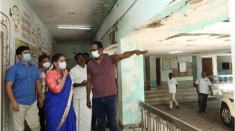 காரைக்காலில் இந்திய முறை மருத்துவமனை செயல்பட்டு வரும் கட்டிடத்தைப் பார்வையிட்டு ஆய்வு செய்த புதுச்சேரி போக்குவரத்துத் துறை அமைச்சர் சந்திர பிரியங்கா.