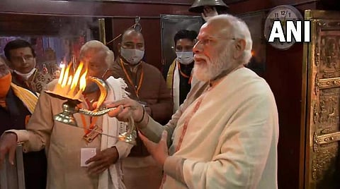 வாரணாசியில் பிரதமர் மோடி வழிபாடு; புனித நீராடல்