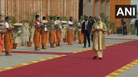 காசி விஸ்வநாதர் கோயில் வளாகம் திறப்பு; தொழிலாளர்களுடன் புகைப்படம் எடுத்துக் கொண்ட பிரதமர் மோடி