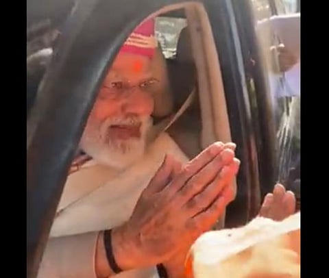 வாரணாசியில் தலைப்பாகை, காவித்துண்டு அணிந்து மக்களுடன் கலந்து மகிழ்ந்த பிரதமர் மோடி
