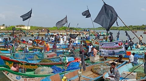 இழுவலையைத் தடை செய்ய வேண்டும்: படகுகளில் கருப்புக் கொடியுடன் சிறு தொழில் செய்யும் மீனவர்கள் போராட்டம்