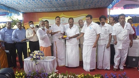 சோளிங்கரில் பக்தர்களின் வசதிக்காக ரூ.11 கோடி மதிப்பிலான அடிப்படை வசதிகள் மேற்கொள்வதற்கான பணிகளுக்கு அமைச்சர்கள் சேகர் பாபு, ஆர்.காந்தி, நாடாளுமன்ற உறுப்பினர் ஜெகத்ரட்சகன் ஆகியோர் அடிக்கல் நாட்டினர்.