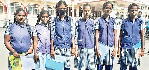 பழங்குடியினர் ஜாதிச்சான்று கேட்டு தி.மலை மாவட்ட ஆட்சியரிடம் நேற்று மனு அளிக்க வந்த புளியம்பட்டு கிராம மாணவிகள். படம்: இரா.தினேஷ்குமார்.