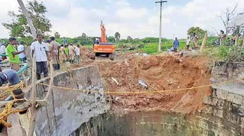 மோட்டார் அறையுடன் கிணற்றுக்குள் புதைந்த பெண்: சிங்கம்புணரி அருகே இறந்த நிலையில் உடல் மீட்பு