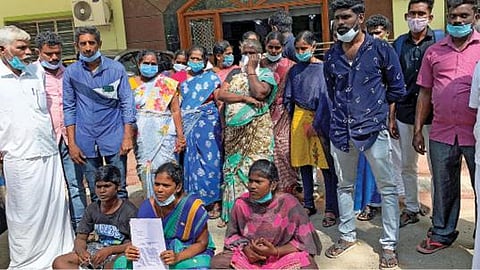 கரோனா தடுப்பூசி போட்டுக் கொண்டதால் தன் கணவர் இறந்ததாக கூறி, உறவினர்களுடன் விழுப்புரம் ஆட்சியர் அலுவலகத்தில் தர்ணா போராட்டத்தில் ஈடுபட்ட பெண்.