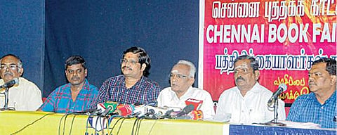 பபாசி சார்பில், ஜன.6 முதல் நடைபெறவுள்ள 45-வது சென்னை புத்தகக் காட்சி தொடர்பாக செய்தியாளர்களிடம் தென்னிந்திய புத்தக விற்பனையாளர், பதிப்பாளர் சங்கத்தின் (பபாசி) புதிய தலைவர்  எஸ்.வயிரவன் நேற்று விளக்கினார். உடன் நிர்வாகிகள். படம்: பு.க.பிரவீன்