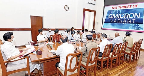 கரோனா பரவல், ஒமைக்ரான் தடுப்பு, ஊரடங்கு குறித்து முதல்வர் ஸ்டாலின் தலைமையில் சென்னை தலைமைச் செயலகத்தில் நேற்று ஆலோசனைக் கூட்டம் நடைபெற்றது. இதில், சுகாதாரத் துறை அமைச்சர் மா.சுப்பிரமணியன், தலைமைச் செயலர் இறையன்பு, டிஜிபி சைலேந்திர பாபு மற்றும் அரசு உயர் அதிகாரிகள் கலந்துகொண்டனர்.