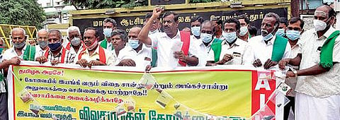 கோவை மாவட்ட ஆட்சியர் அலுவலகம் முன்பு, காய்கறி விதைகளுடன் நேற்று கண்டன ஆர்ப்பாட்டத்தில் ஈடுபட்ட விவசாய அமைப்பினர்.    படம்: ஜெ.மனோகரன்