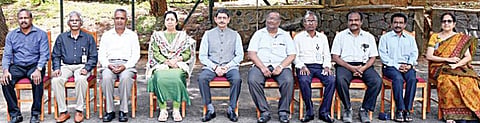 திருநெல்வேலி மாவட்டம் மகேந்திரகிரியில் உள்ள இஸ்ரோ திரவ இயக்க உந்தும வளாகத்தை, தமிழக ஆளுநர் ஆர்.என்.ரவி பார்வையிட்டு, மையத்தின் இயக்குநர் கே.அழகுவேல் உள்ளிட்ட விஞ்ஞானிகளுடன் புகைப்படம் எடுத்துக் கொண்டார்.