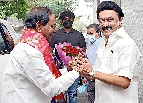 தமிழக முதல்வர் ஸ்டாலின் தனது இல்லத்துக்கு நேற்று வந்த தெலங்கானா முதல்வர் சந்திரசேகர ராவை வரவேற்றார்.