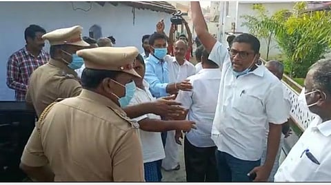 பள்ளிபாளையத்தில் முன்னாள் அமைச்சர் தங்கமணி ஆதரவாளர்கள் வீடுகளில் லஞ்ச ஒழிப்புத் துறை அதிகாரிகள் சோதனையில் ஈடுபட்டனர்.