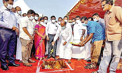 ரூ.117.38 கோடியில் 2 மேம்பாலங்களை அமைக்க பொதுப்பணிகள், நெடுஞ்சாலைகள் மற்றும் சிறு துறைமுகங்கள் துறை அமைச்சர் எ.வ.வேலு  அடிக்கல் நாட்டினார். இதில் ஊரகத் தொழில் துறை அமைச்சர் தா.மோ.அன்பரசன், மாவட்ட ஆட்சியர் ஆ.ரா.ராகுல்நாத் உள்ளிட்டோர் பங்கேற்றனர்.