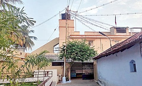 நாமக்கல் மாவட்டம் பள்ளிபாளையம் அருகே ஆலாம்பாளையம் பேரூராட்சிக்கு உட்பட்ட கோவிந்தம்பாளையத்தில் லஞ்ச ஒழிப்புத்துறை போலீஸார் சோதனை நடத்திய முன்னாள் அமைச்சர் பி.தங்கமணி வீடு.