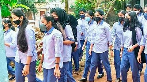 பாலின சமத்துவத்தைப் பேசுகிறதா கேரள மாணவர்களின் சீருடை திட்டம்?- கல்வியாளர்கள் சொல்வது என்ன?