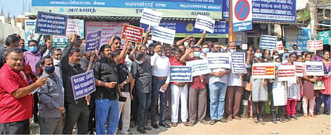 வங்கி ஊழியர்களின் வேலைநிறுத்தத்தை முன்னிட்டு, வங்கி ஊழியர்கள், அதிகாரிகள் சங்கத்தினர் பாளையங்கோட்டையில் ஆர்ப்பாட்டத்தில் ஈடுபட்டனர்.(வலது) தூத்துக்குடி கடற்கரை சாலையில் உள்ள பாரத ஸ்டேட் வங்கி முன்பு வங்கி ஊழியர்கள், அலுவலர்கள் ஆர்ப்பாட்டம் செய்தனர். படங்கள்: மு.லெட்சுமி அருண், என்.ராஜேஷ்.