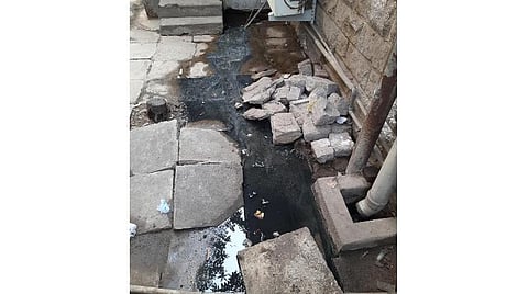 மதுரை அரசு மருத்துவமனையில் சுகாதார சீர்கேடு: திறந்த வெளியில் ஓடும் கழிவு நீர்