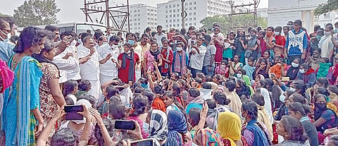 திருவள்ளூர்-பூந்தமல்லி சாலையில் மறியல் போராட்டத்தில் ஈடுபட்ட செல்போன் தொழிற்சாலை பெண் ஊழியர்களிடம் தொழிலாளர் நலத் துறை அமைச்சர் சி.வி.கணேசன் பேச்சுவார்த்தை நடத்தினார்.