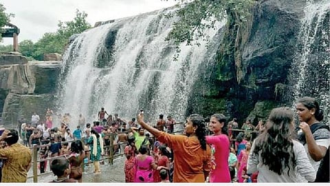 திற்பரப்பு அருவியில் சுற்றுலாப் பயணிகள் உற்சாகம் | கோப்புப் படம்.