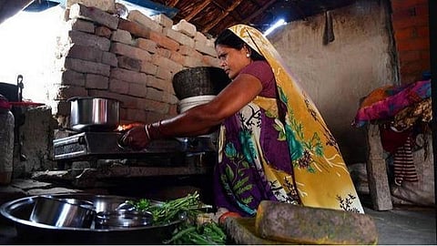 80% பெண்கள் 5 மணி நேரம், 20% ஆண்கள் 1.5 மணி நேரம்: இந்தியாவில் வீட்டு வேலைகளில் பாலின சமத்துவ நிலை