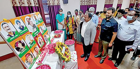 சென்னை பல்கலை.யில் நேற்று நடைபெற்ற இரங்கல் கூட்டத்தில், ஹெலிகாப்டர் விபத்தில் உயிரிழந்த முப்படை தலைமைத் தளபதி பிபின் ராவத் உள்ளிட்ட ராணுவத்தினரின் படங்களுக்கு மலர்கள் தூவி அஞ்சலி செலுத்திய பல்கலை. துணைவேந்தர் எஸ்.கவுரி, பதிவாளர் என்.மதிவாணன், தேர்வுக் கட்டுப்பாட்டு அதிகாரி கே.பாண்டியன், பாதுகாப்பு கல்வியியல் துறைத் தலைவர் உத்தம் குமார் ஜமதக்னி உள்ளிட்டோர்.படம்: க.பரத்