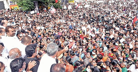 கோவையில் நேற்று அதிமுக சார்பில் நடைபெற்ற கண்டன ஆர்ப்பாட்டத்தில் பேசிய முன்னாள் அமைச்சரும், அதிமுக கொறடாவுமான எஸ்.பி.வேலுமணி உள்ளிட்டோர்.   படம்: ஜெ.மனோகரன்